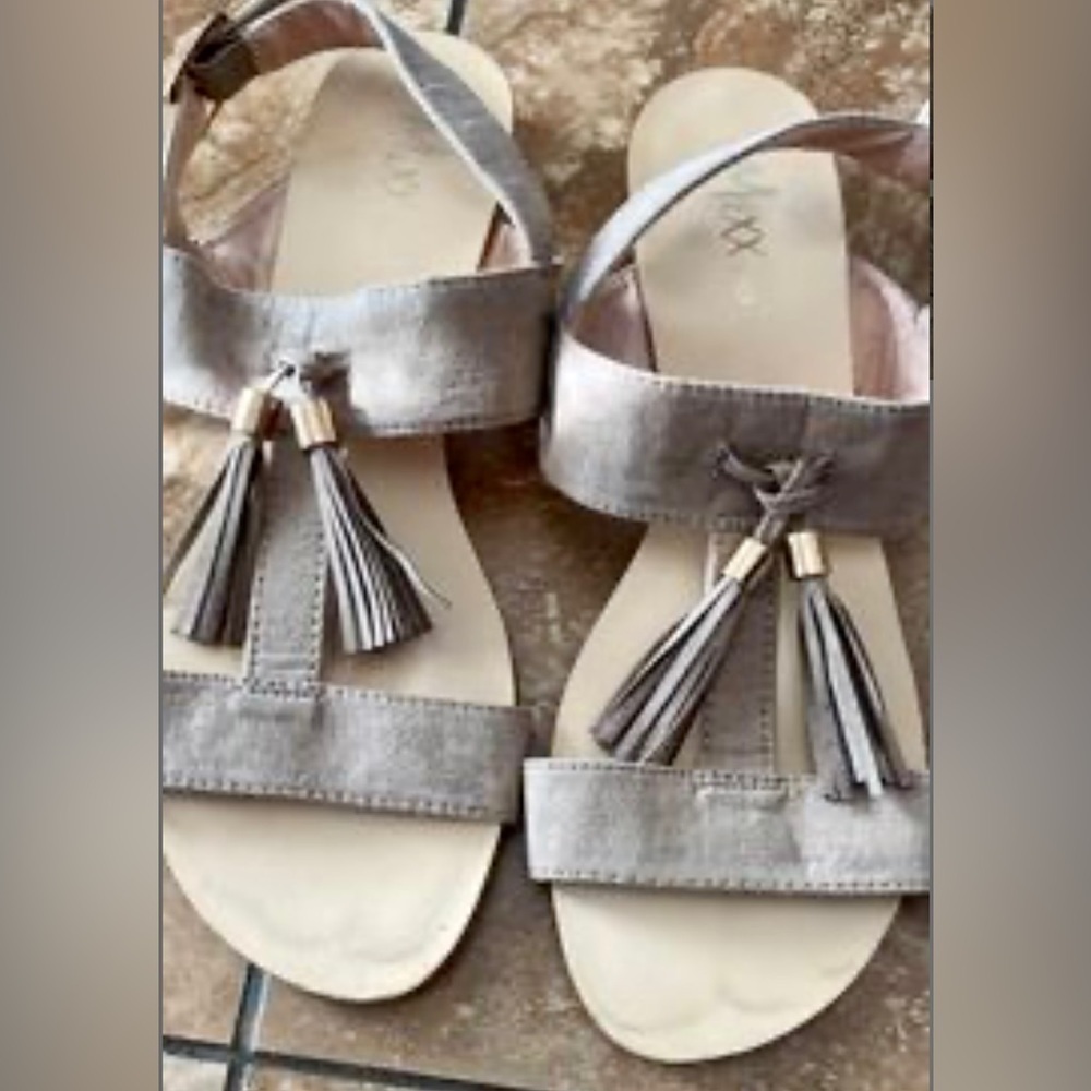 Mixx Shuz Metallic Gray Faux Suede Gladiator Tassel Sandals 8.5